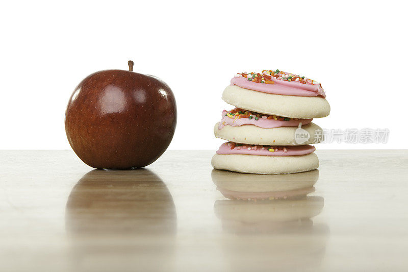 把健康的苹果和不健康的饼干放在一起
