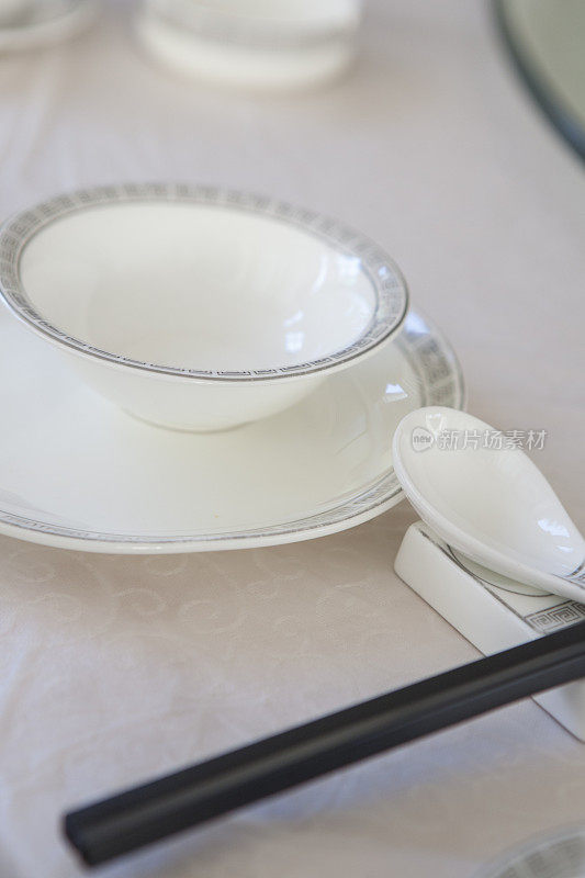 中国餐馆里的汤碗和筷子