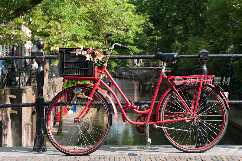 红色的自行车在桥上