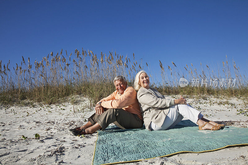 老夫妇坐在海滩上
