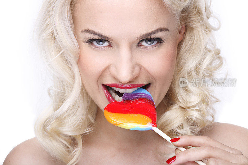 女孩吃糖果