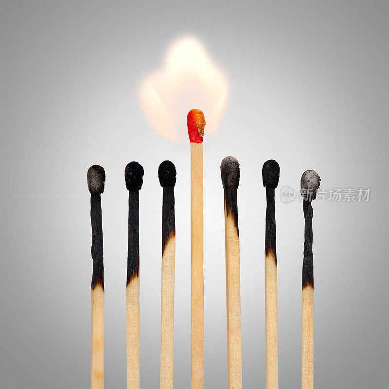 燃烧的火柴排有一个火焰-点火的概念