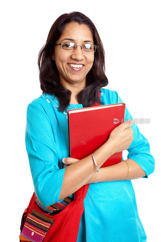 兴高采烈的印度女学生拿着书孤立在白色的背景