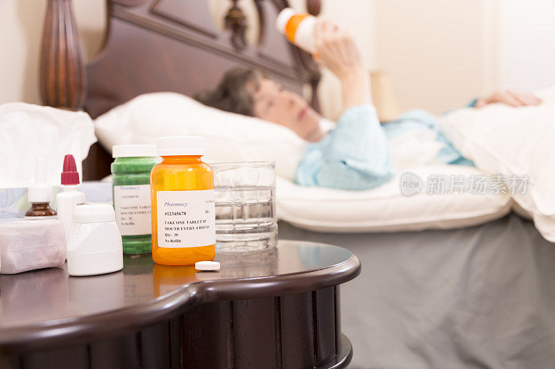 医疗保健:患流感卧床不起的妇女。的药物。