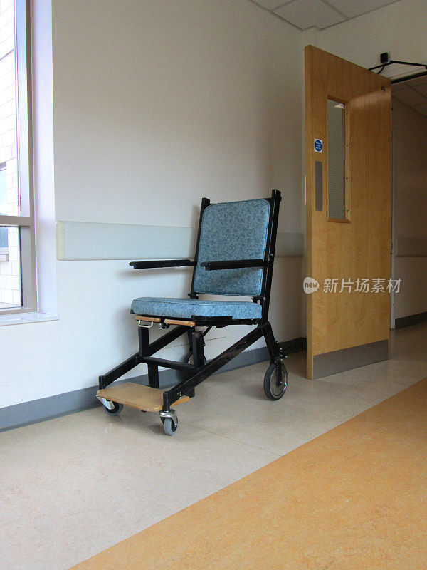 NHS医院走廊的图像，有轮子的轮椅坐垫