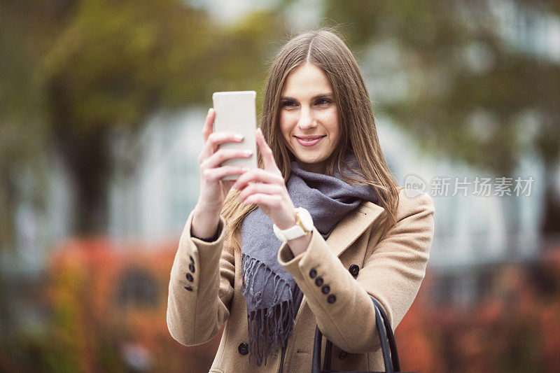 年轻时尚的女人拍照，手机，自拍