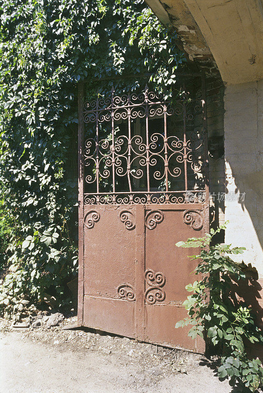 旧的铁门。