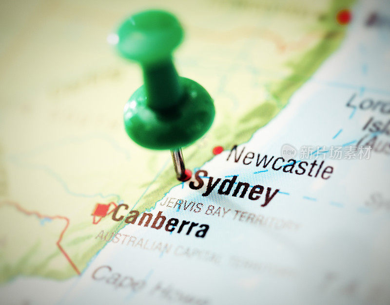 悉尼在地图上用绿色图钉标出