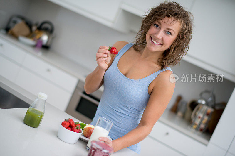 幸福的女人吃着健康的早餐