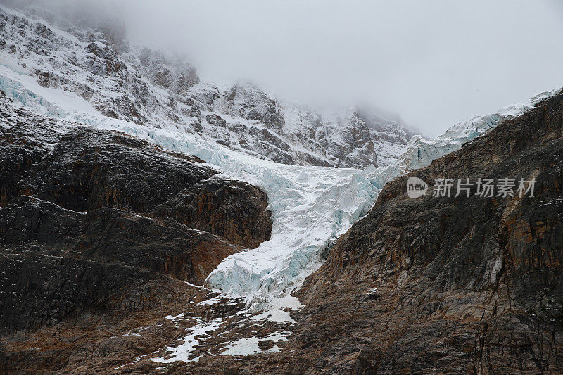 加拿大伊迪丝卡维尔山的天使冰川