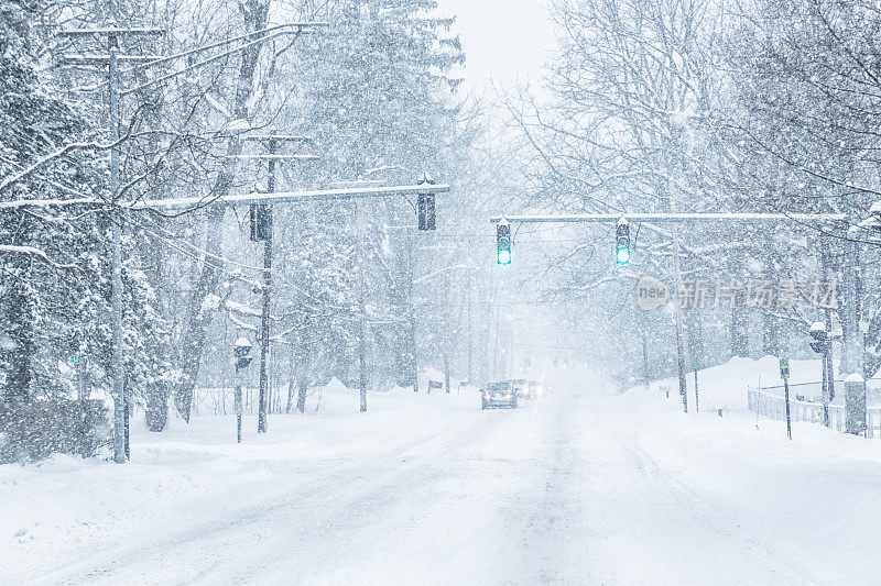 绿灯交通信号交叉口在冬季暴风雪雪街