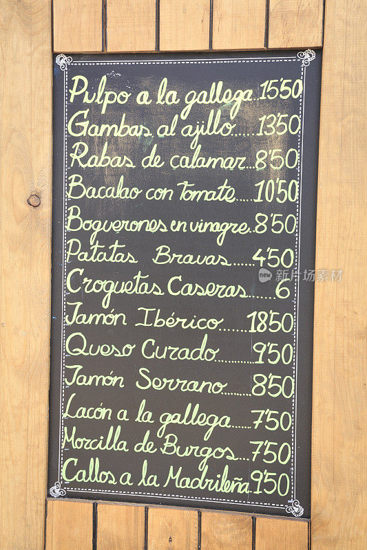西班牙马德里一家餐馆外的Tapas菜单板