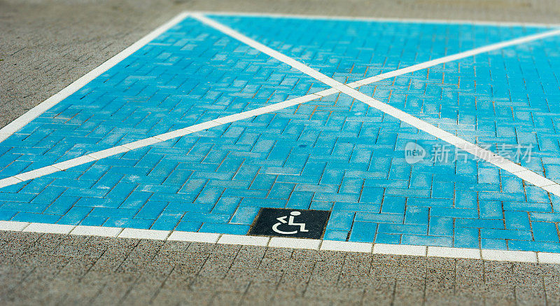 大型残疾人停车位与标志瓷砖