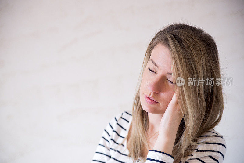 沮丧的少女在空荡荡的房间里孤独地哭泣