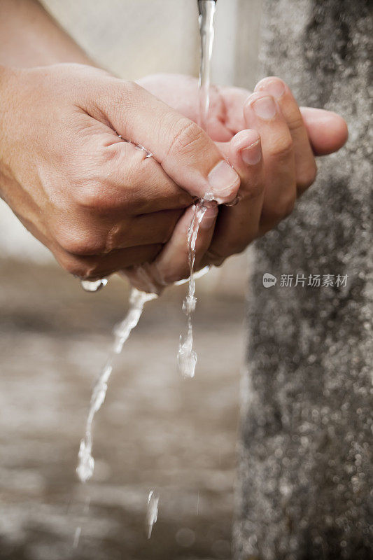 手和水。