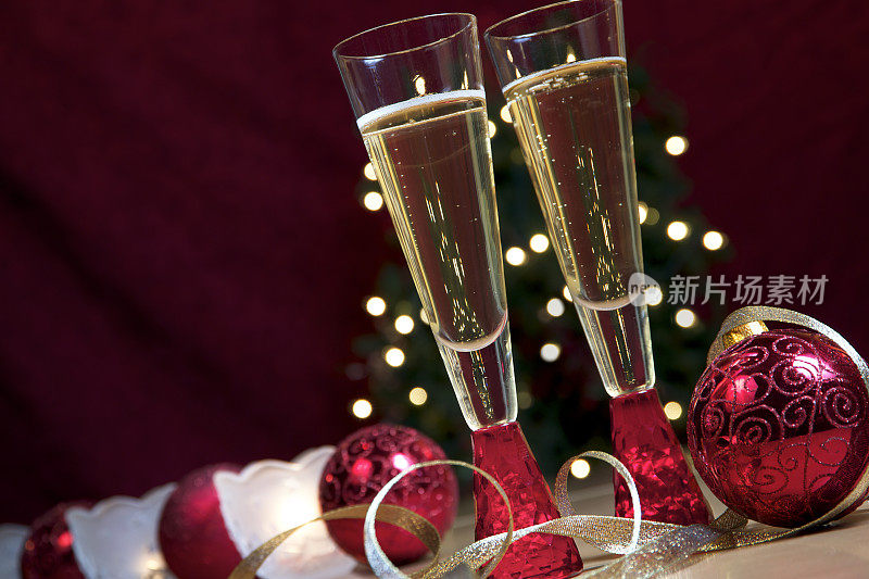 节日香槟，圣诞装饰品，蜡烛和彩灯