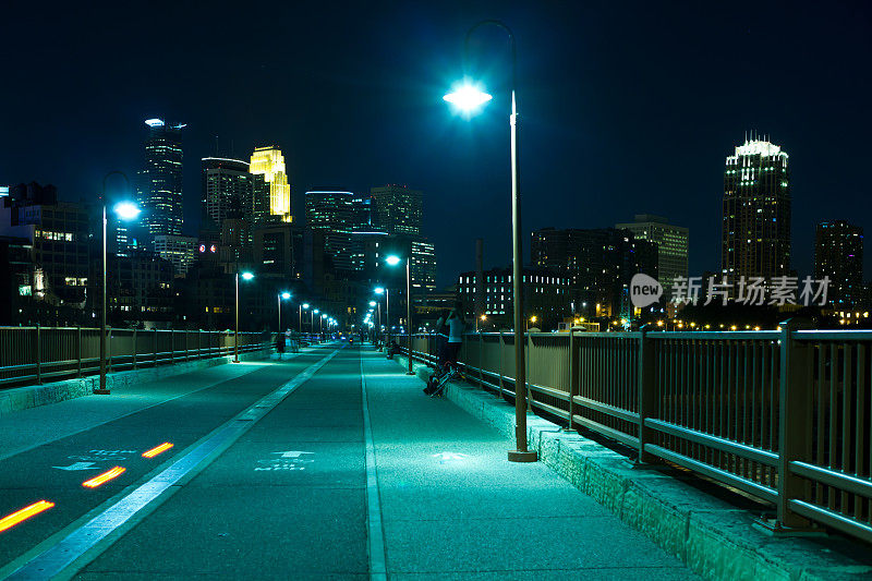 夜晚的明尼阿波利斯市中心