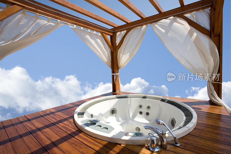 户外热水浴缸和蓝天白云
