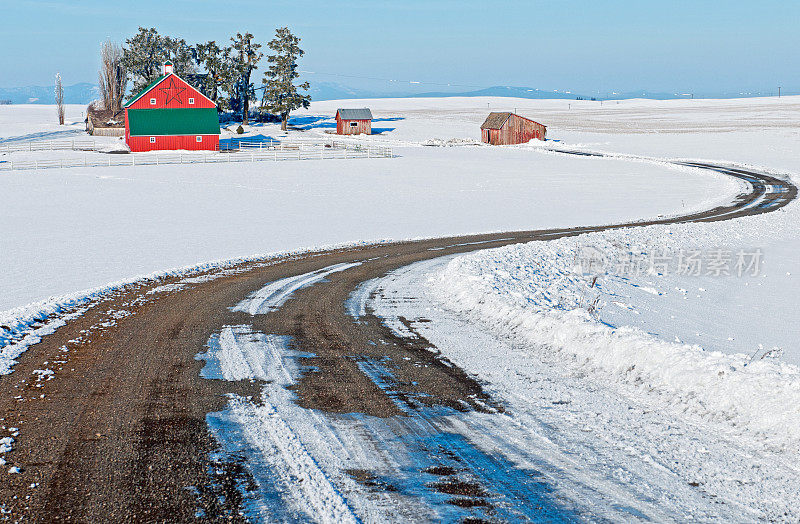 蜿蜒的道路穿过华盛顿东部的雪去农场