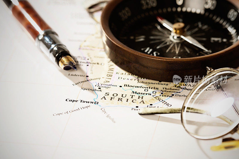 旅行计划!南非地图与指南针，眼镜和笔