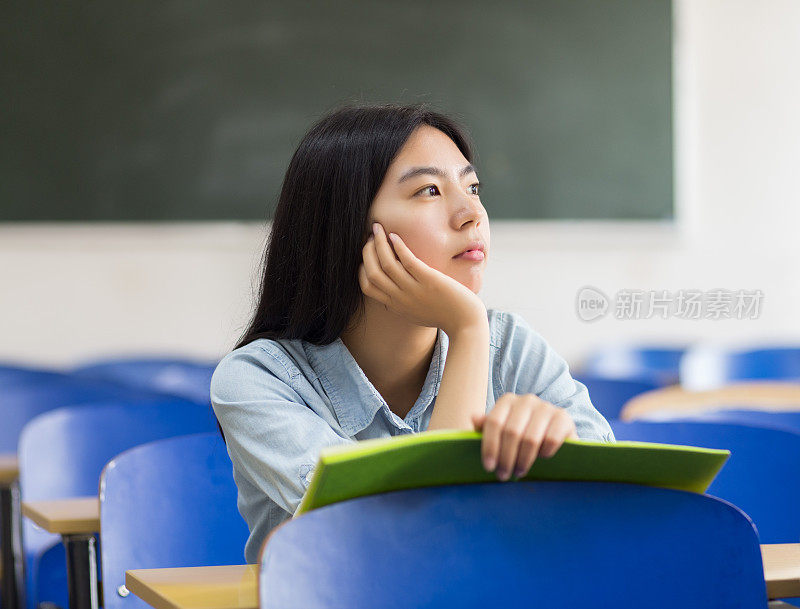 教室里的女学生