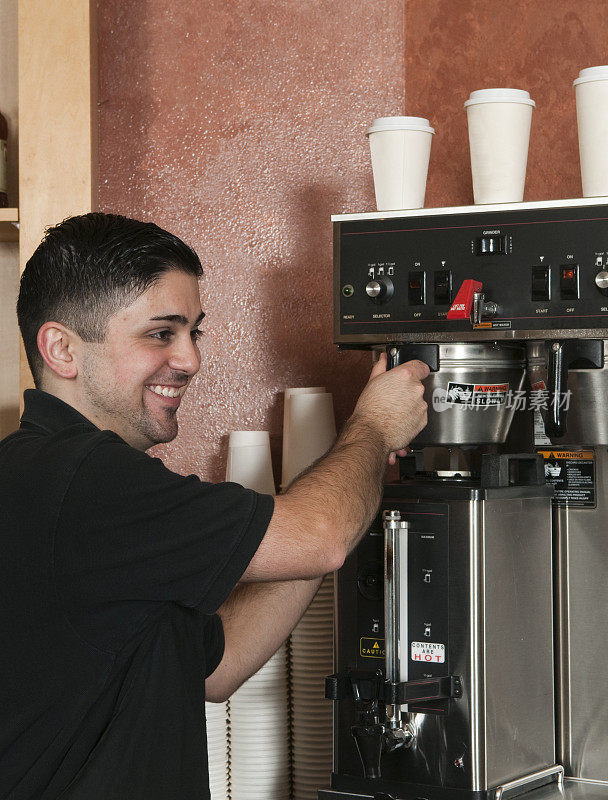 咖啡店微笑的咖啡师