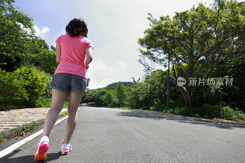 白天在路上跑的女人