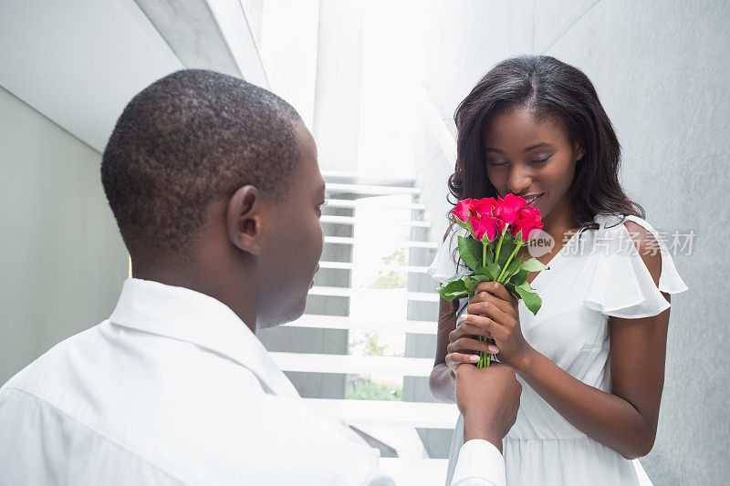 男子向他美丽的女友献上红玫瑰