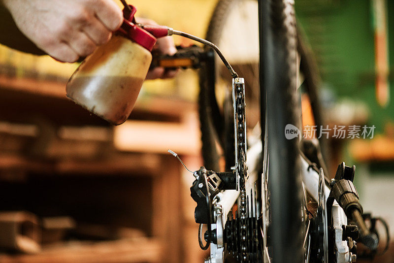 一个男人在他的车库里准备春天的自行车