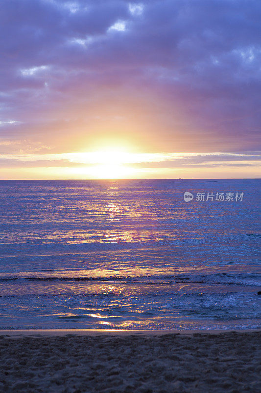 日落在夏威夷考艾岛的南海岸泊普海滩垂直