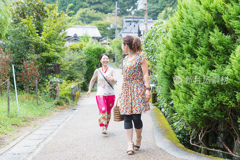 快乐的日本姐妹享受旅游