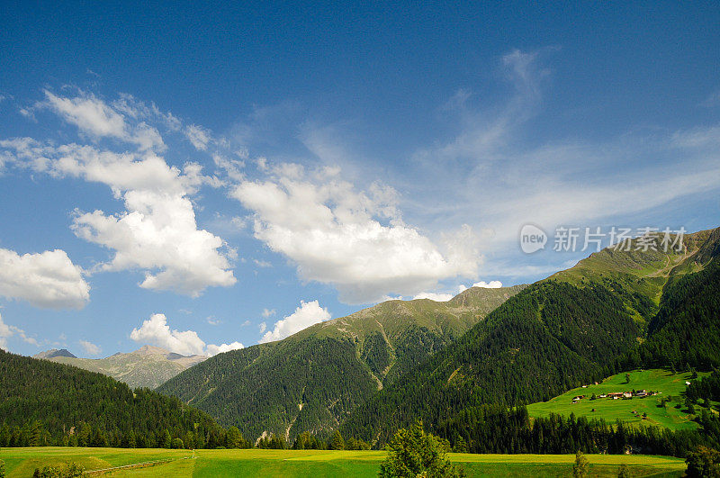 高山在美丽的日子里