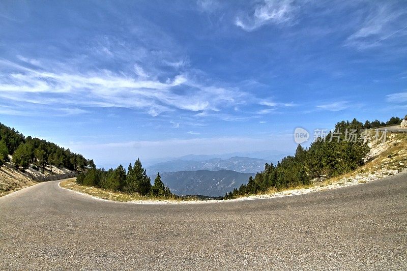 在文图山蜿蜒的道路