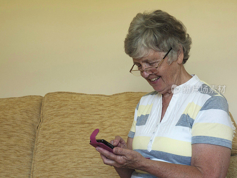 老女人笑着看短信