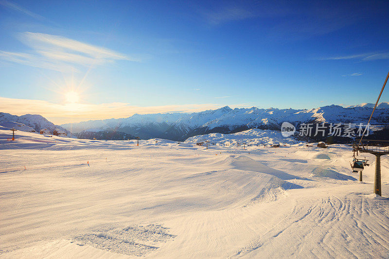 冬季全景阿尔卑斯山脉雪景滑雪度假村雪公园