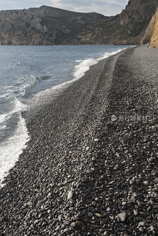 希腊希奥斯岛的黑色卵石海滩