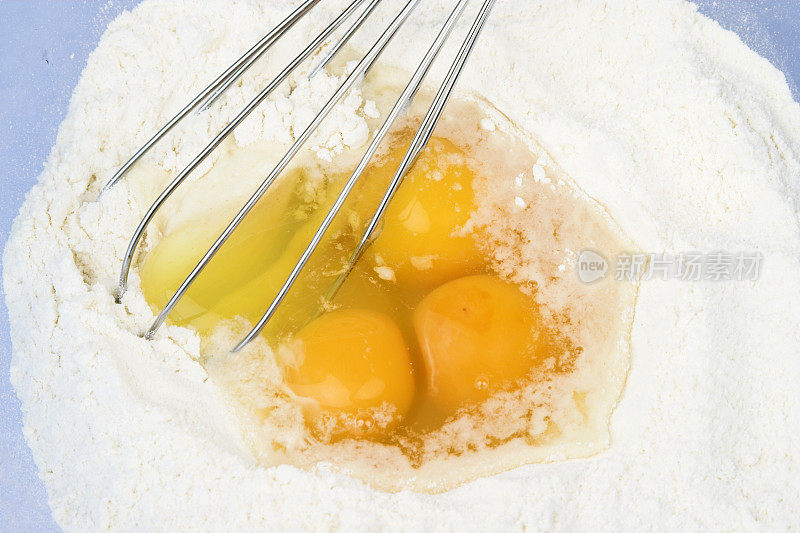 鸡蛋和面粉在碗里
