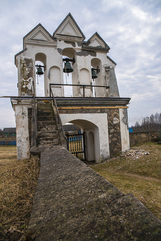 白俄罗斯Vishnevo村的天主教宣示大教堂的坎帕尼尔。十七至十八世纪。