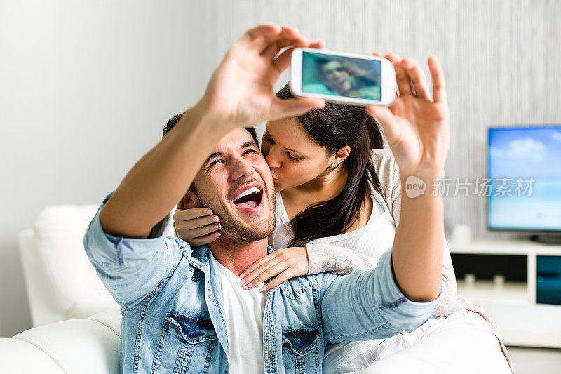 情侣用手机自拍