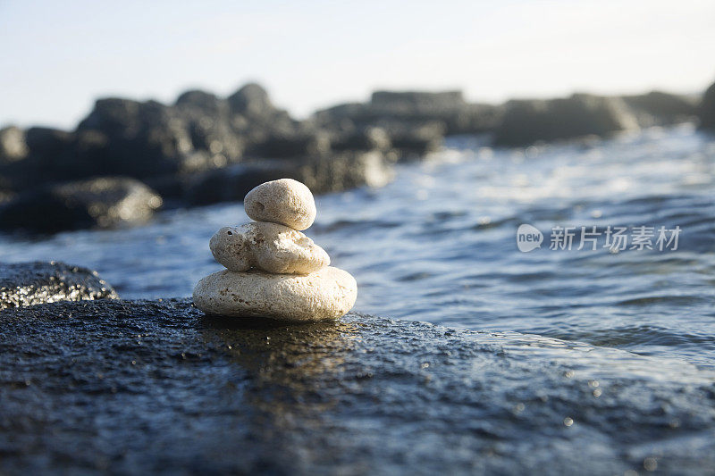 黑色火山岩上的浮石