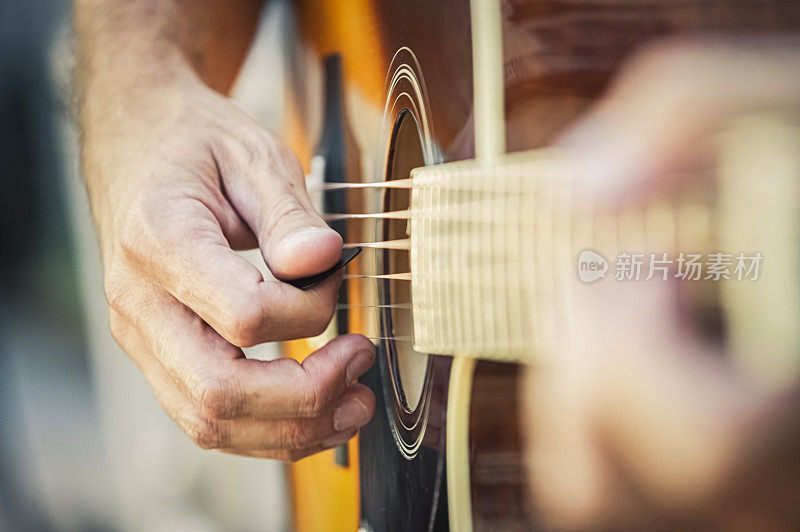 弹奏原声吉他的音乐家