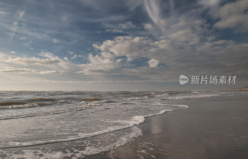 夏日傍晚的海滩