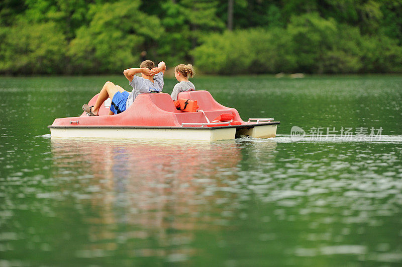 孩子们喜欢在平静的湖面上划船