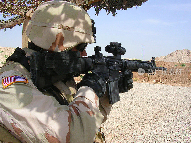 伊拉克士兵开火