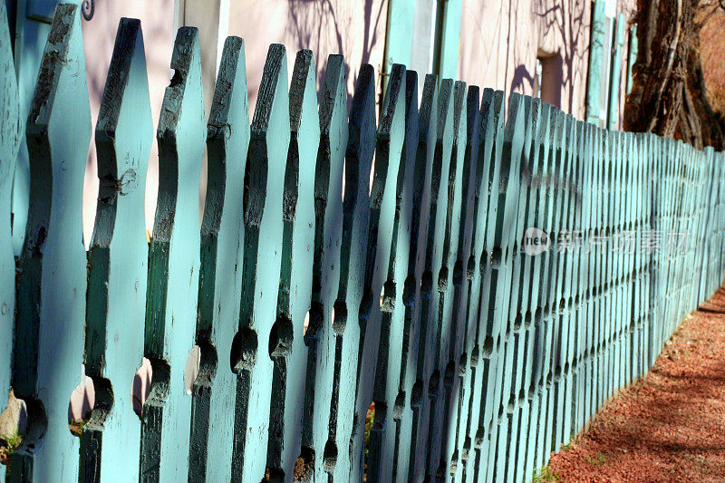 蓝绿色的栅栏