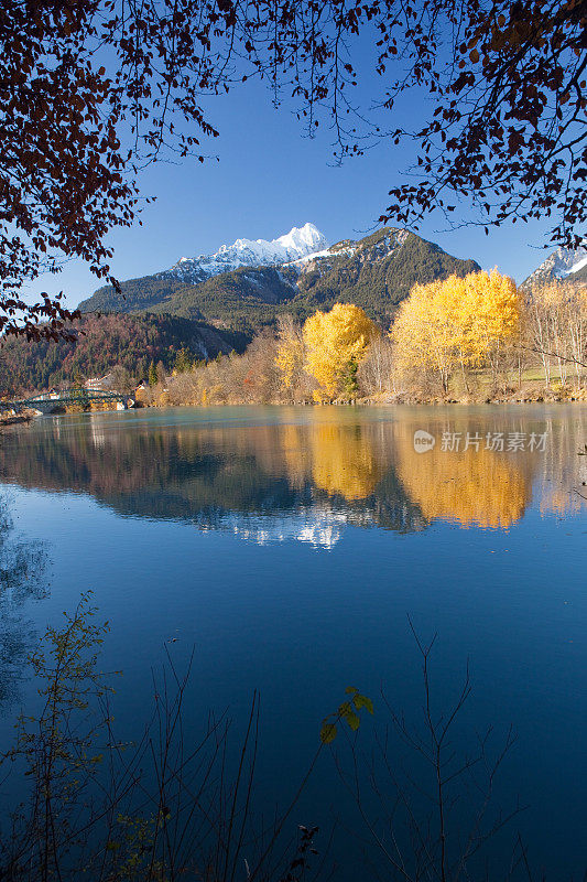 秋天在奥地利泰洛的莱赫河