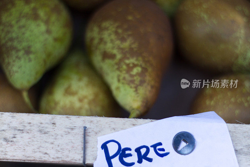 意大利市场上的软焦点梨，带有“PERE”标志