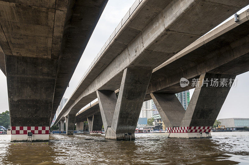泰国曼谷湄南河上的公路桥