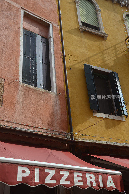 威尼斯的窗户和披萨店