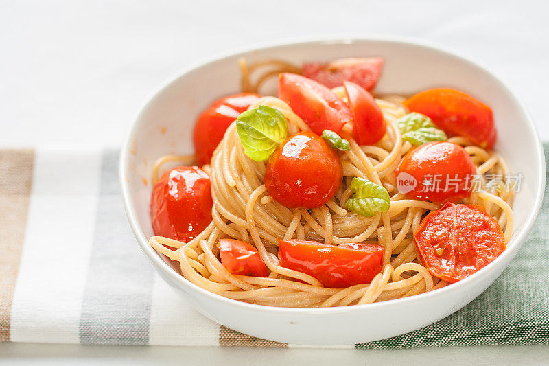 意大利面配生番茄和罗勒